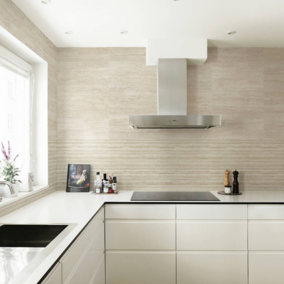 Κεραμικό πλακάκι τοίχου με ματ μαρμάρινη όψη και ζεστή μπεζ απόχρωση από τη σειρά Toscana της KEROS.